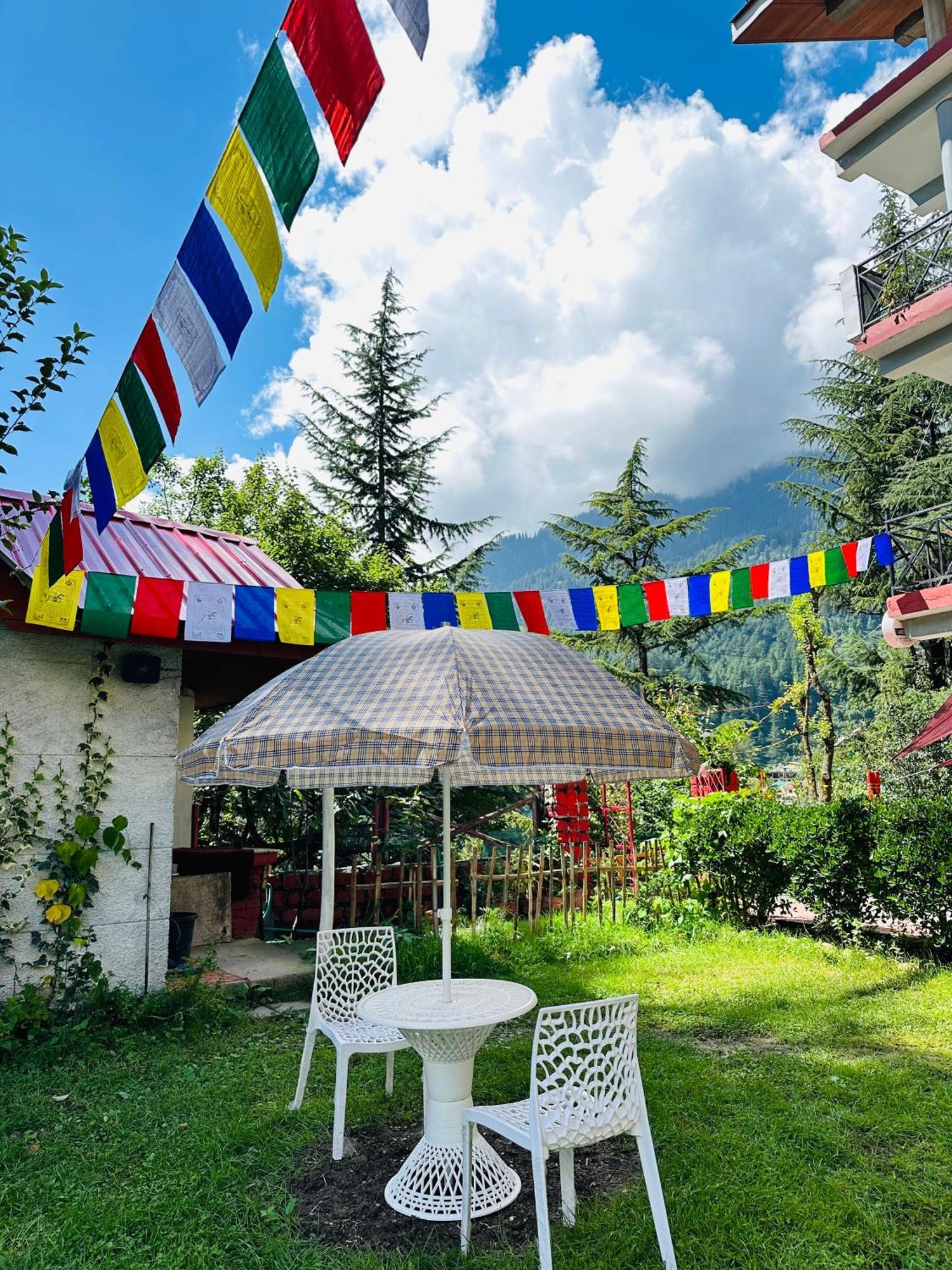 Red House Cafe And Inn Маналі Екстер'єр фото