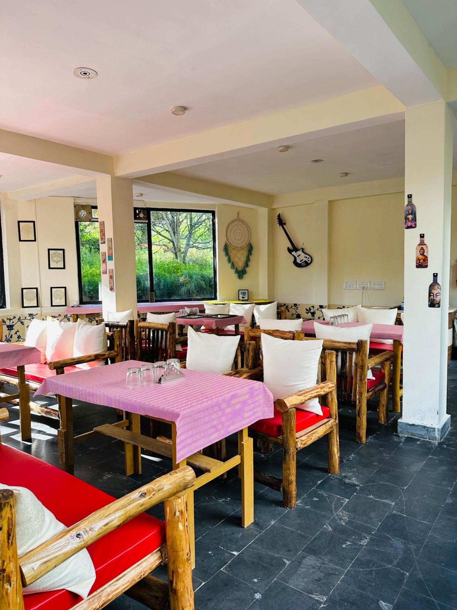 Red House Cafe And Inn Маналі Екстер'єр фото