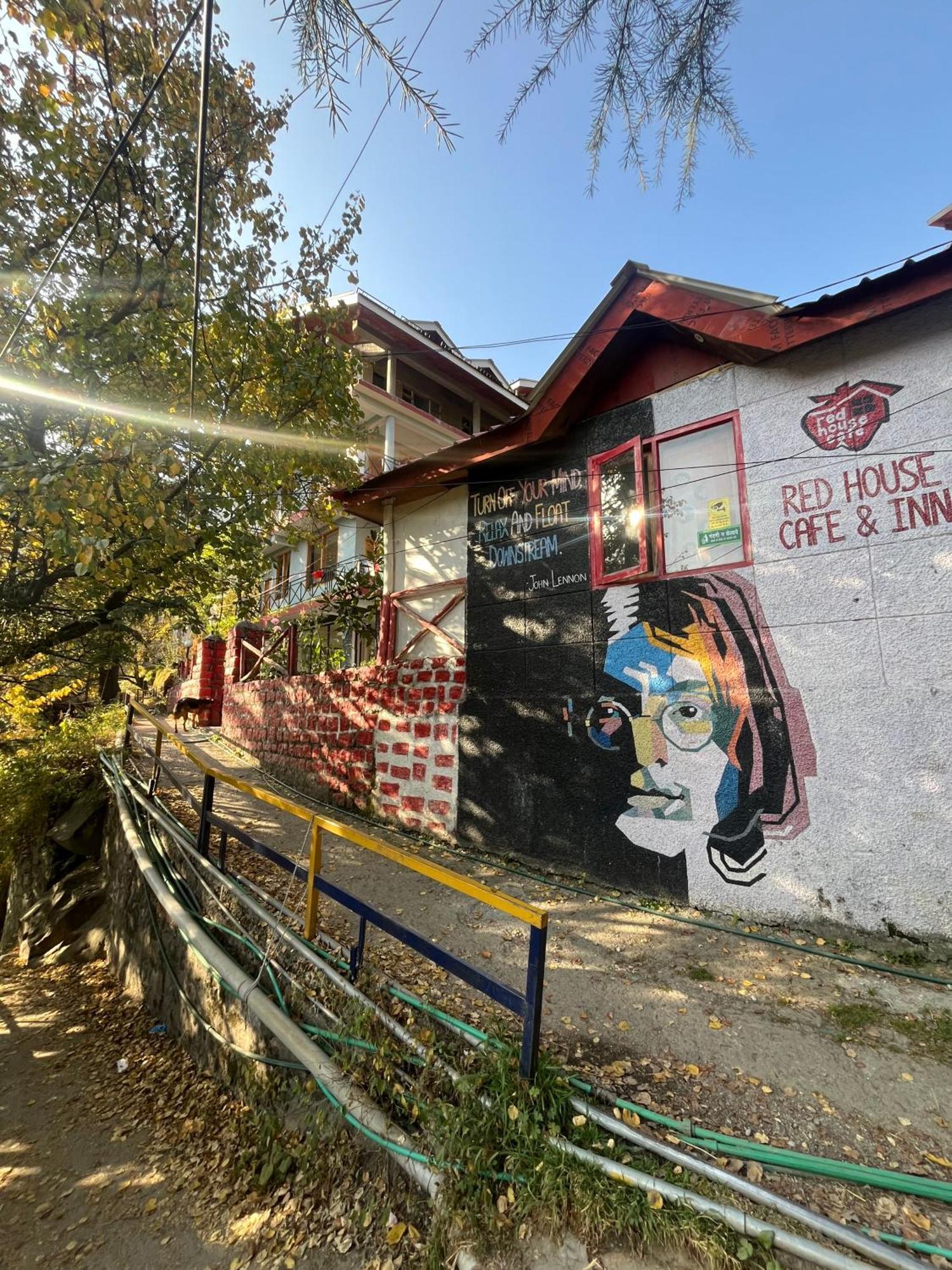 Red House Cafe And Inn Маналі Екстер'єр фото